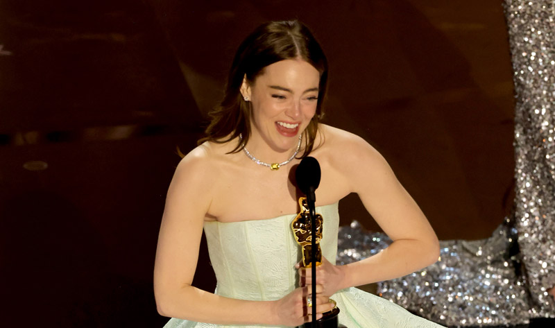 Emma Stone gana el segundo Oscar a la mejor actriz y lucha contra las lágrimas mientras acepta la actuación de ‘Pobres cosas’