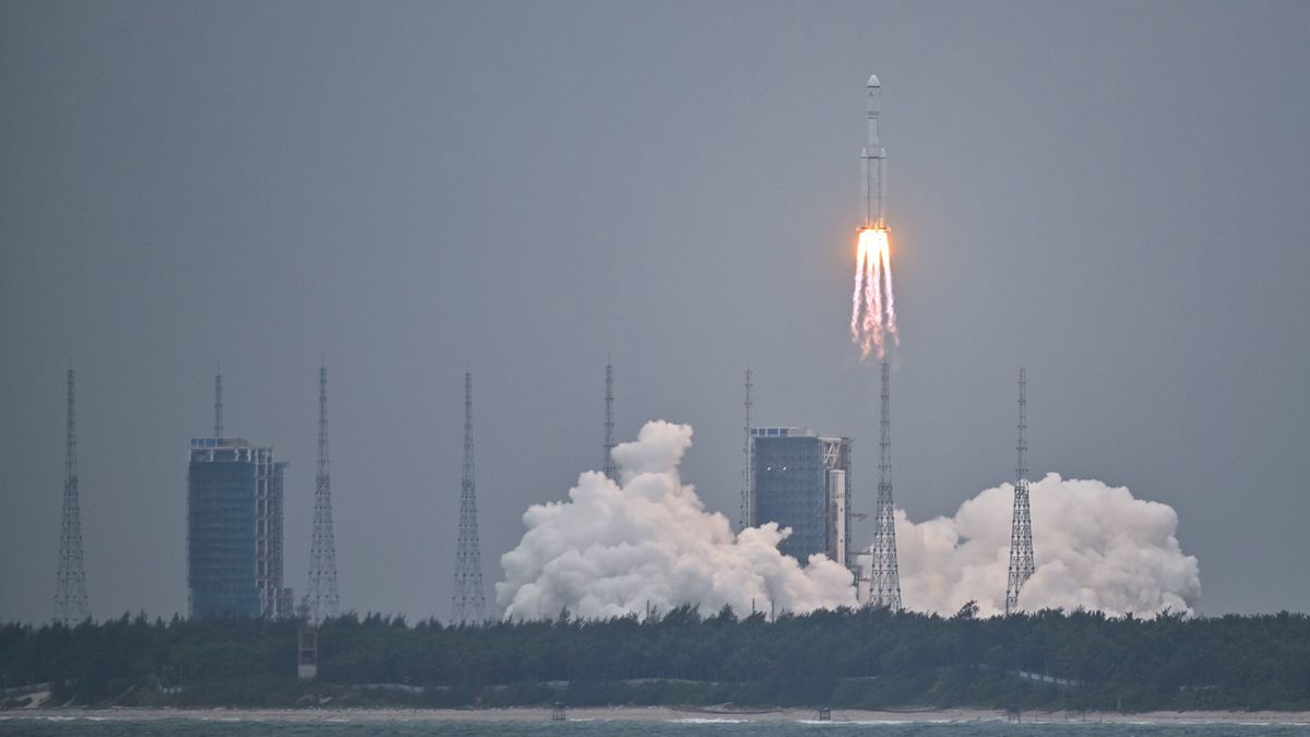 China lanza satélite para apoyar futuras misiones lunares (vídeo)
