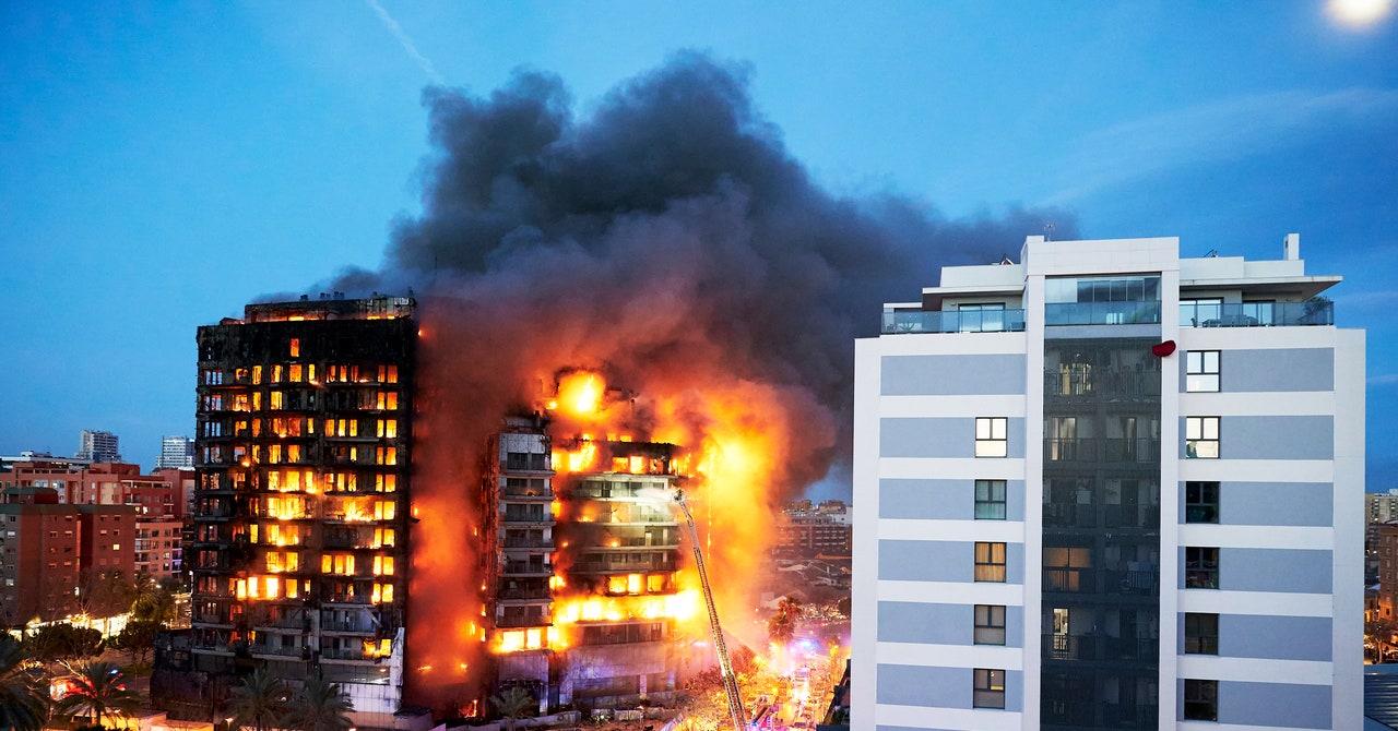 El trágico incendio de una torre en España expone las deficientes normas mundiales contra incendios