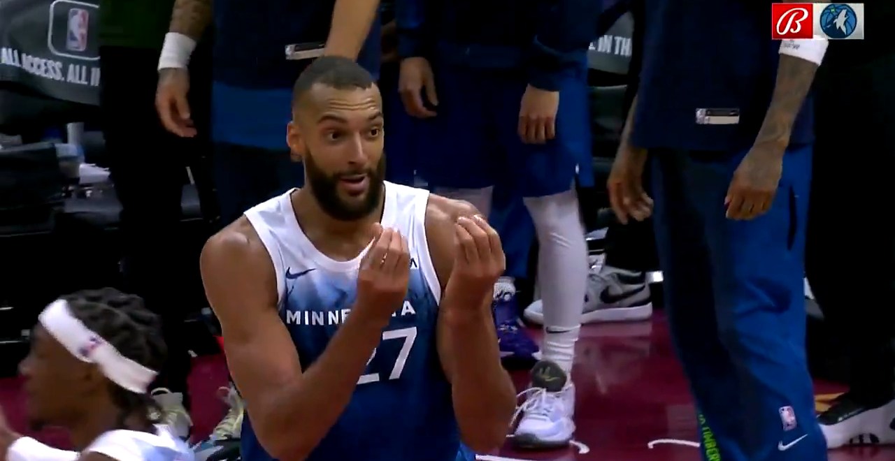 Rudy Gobert recibió una falta técnica por hacerle un gesto de dinero a un árbitro