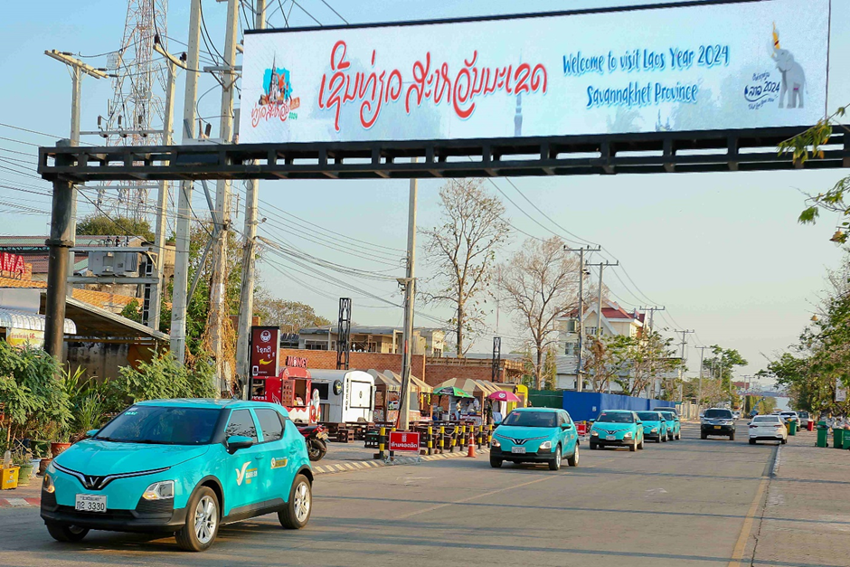 Xanh SM Laos lanza servicio de taxi eléctrico en Savannakhet