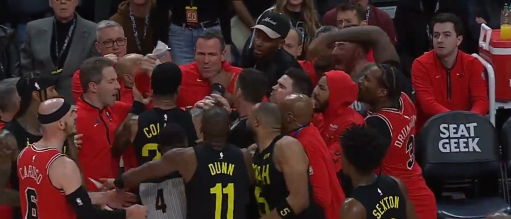 John Collins y un asistente de los Bulls recibieron faltas técnicas por algunos empujones durante un scrum