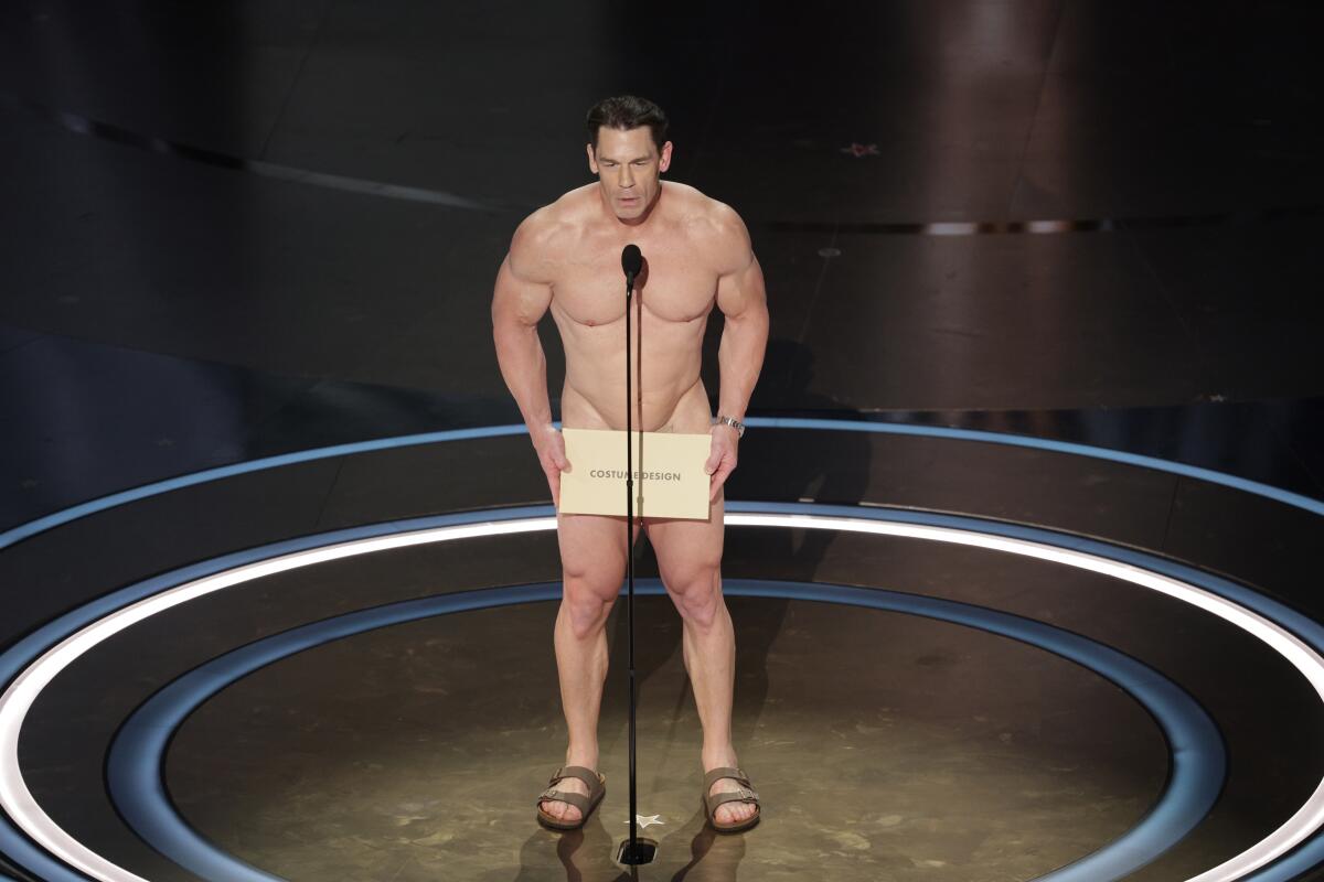 Cómo John Cena logró su ilusión desnuda en los Oscar y más noticias – Socialite Life