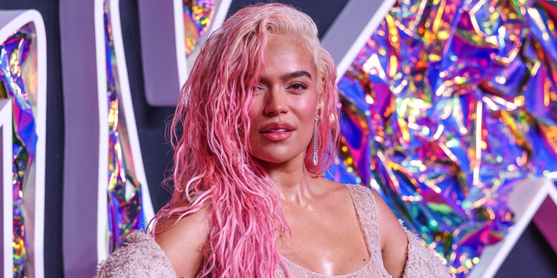 El avión privado de Karol G realiza un aterrizaje de emergencia en Los Ángeles después de que el humo llenara la cabina – Socialite Life