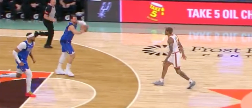 Luka Doncic lanzó un Alley-Oop perfecto a Derrick Jones Jr. desde la línea de tiros libres opuesta