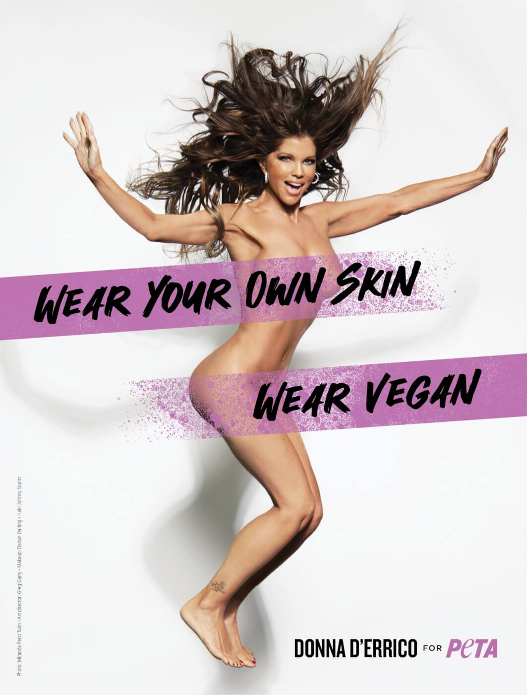 ‘¡Usa tu propia piel!’  Donna D’Errico celebra su traje de cumpleaños en la nueva campaña de PETA