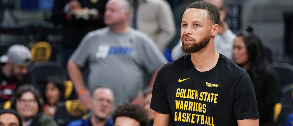 Informe: Steph Curry evitará una ausencia “prolongada” tras torcerse el tobillo