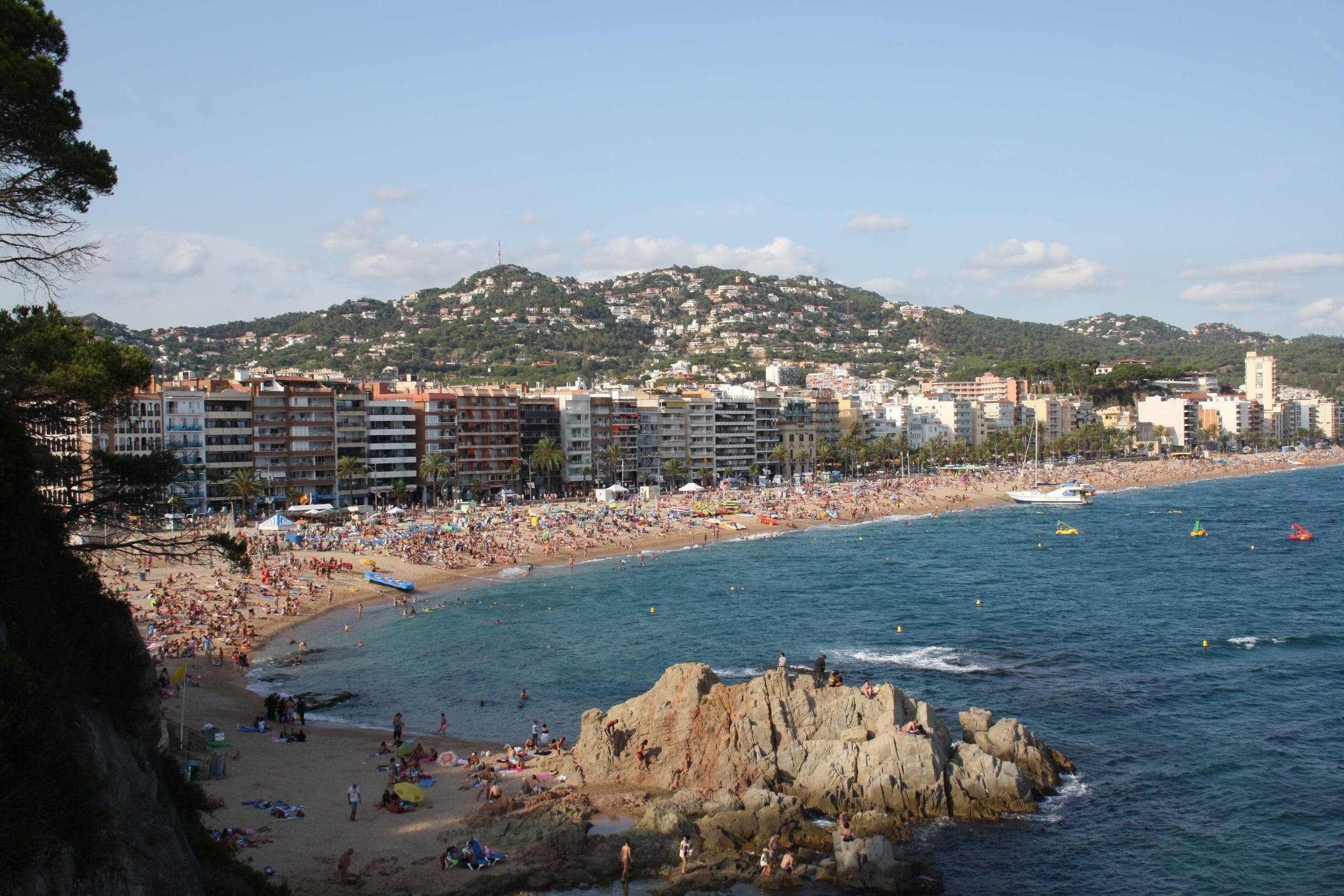 Contra la sequía: 150 hoteles en Cataluña aportan 1,5 millones de euros a una desaladora para evitar quedarse sin piscina este verano