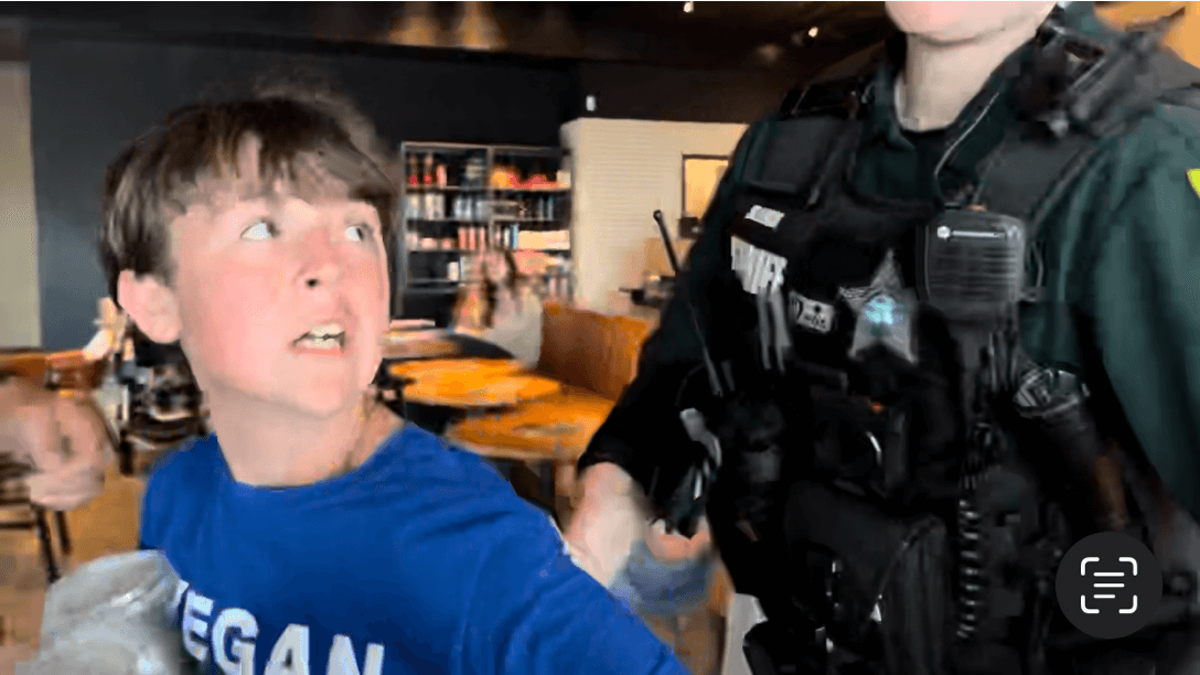 Video: Niño de 13 años maltratado por la policía y arrestado injustamente en una protesta de PETA en Starbucks