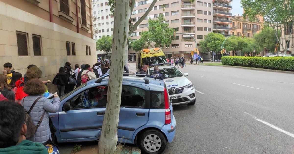 Un conductor pierde el control y choca contra un árbol delante de los institutos de Palma