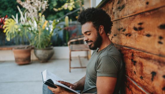 Un número creciente de adultos jóvenes encuentran la Biblia transformadora en sus vidas, según un informe