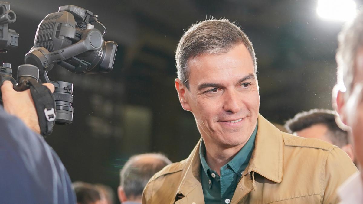 SÁNCHEZ MEDITA SU RENUNCIA |  El PSOE intenta evitar el abismo con la movilización de sus bases en un clima de pesimismo
