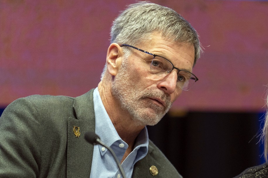 Wyoming pone a prueba la constitucionalidad de la prohibición de las leyes de bandera roja