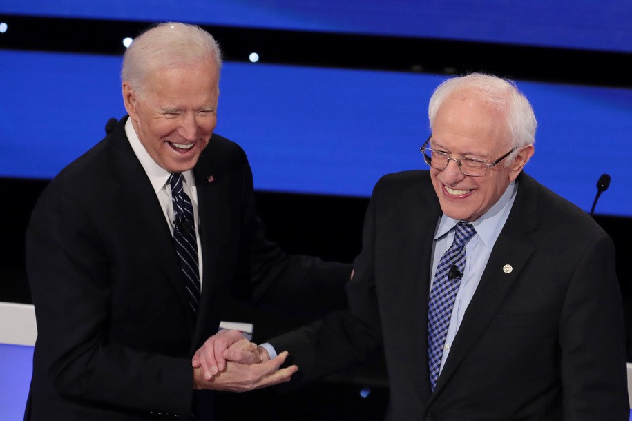 Trump festeja con multimillonarios mientras Biden y Bernie se unen