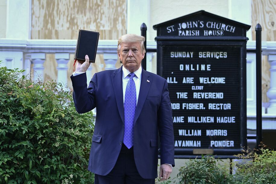 El vendedor de Biblias Trump comete muchos pecados contra los que predica el Buen Libro
