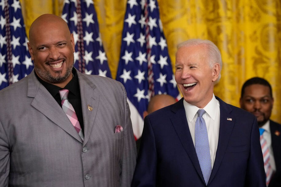 Los multimillonarios republicanos perdonan a Trump, el impulso de Biden hacia un estado indeciso le da un empujón