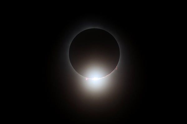 Puntos rojos alrededor del eclipse solar total