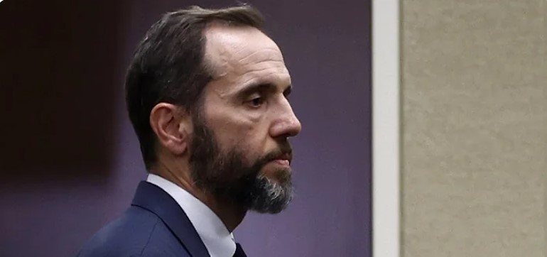 Un asistente de alto rango con acceso a la Oficina Oval criticó a Trump en un caso de documentos clasificados