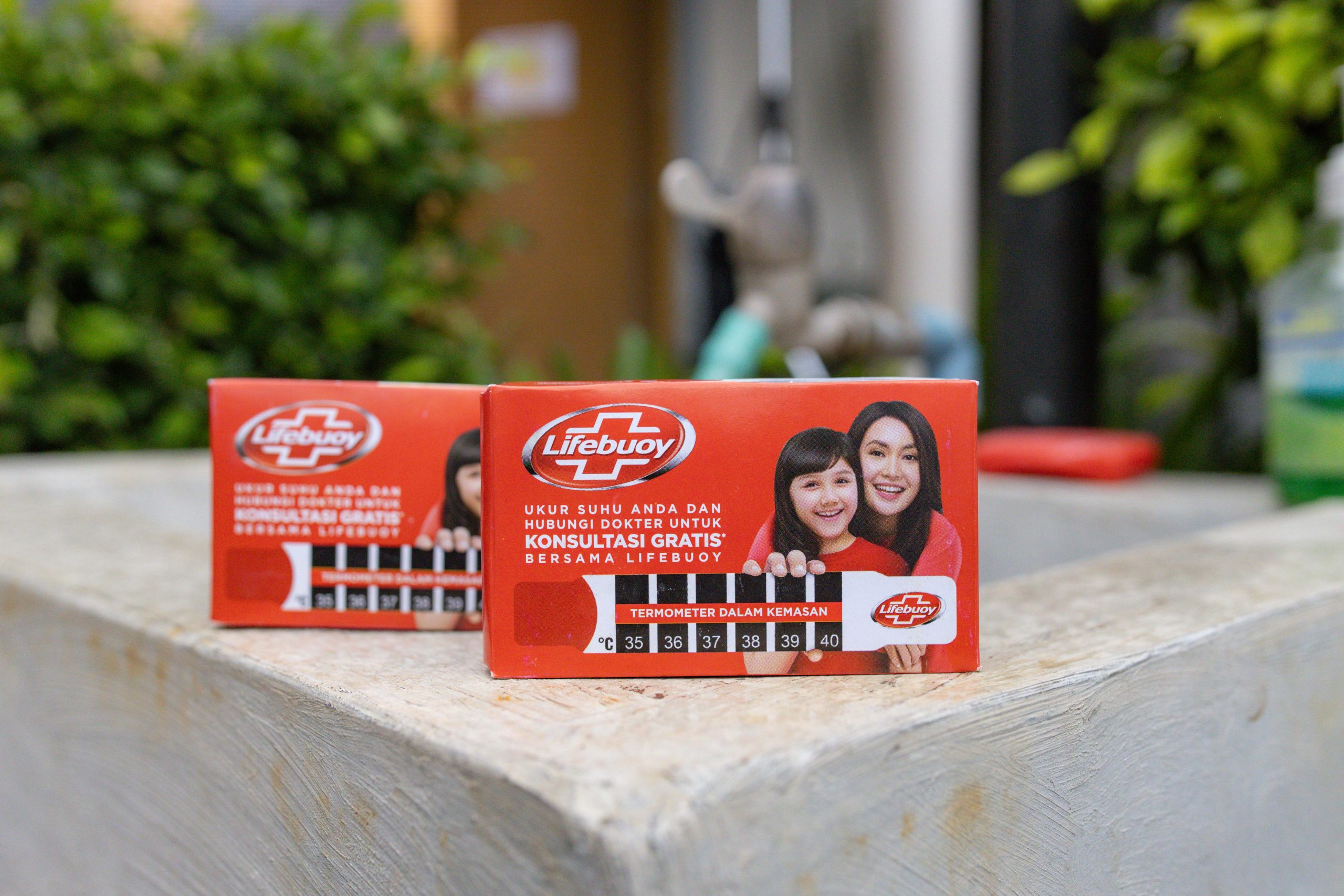Sentuhan Sehat de Lifebuoy apoya a los cuidadores de niños con termómetros con paquetes de jabón y acceso a servicios médicos