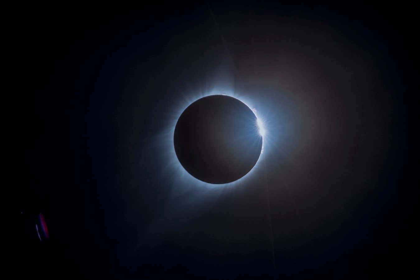 Cómo un eclipse solar total en 1919 dejó a los físicos “más o menos ansiosos”