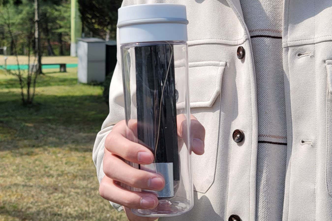 El purificador de agua funciona con electricidad estática de su cuerpo.