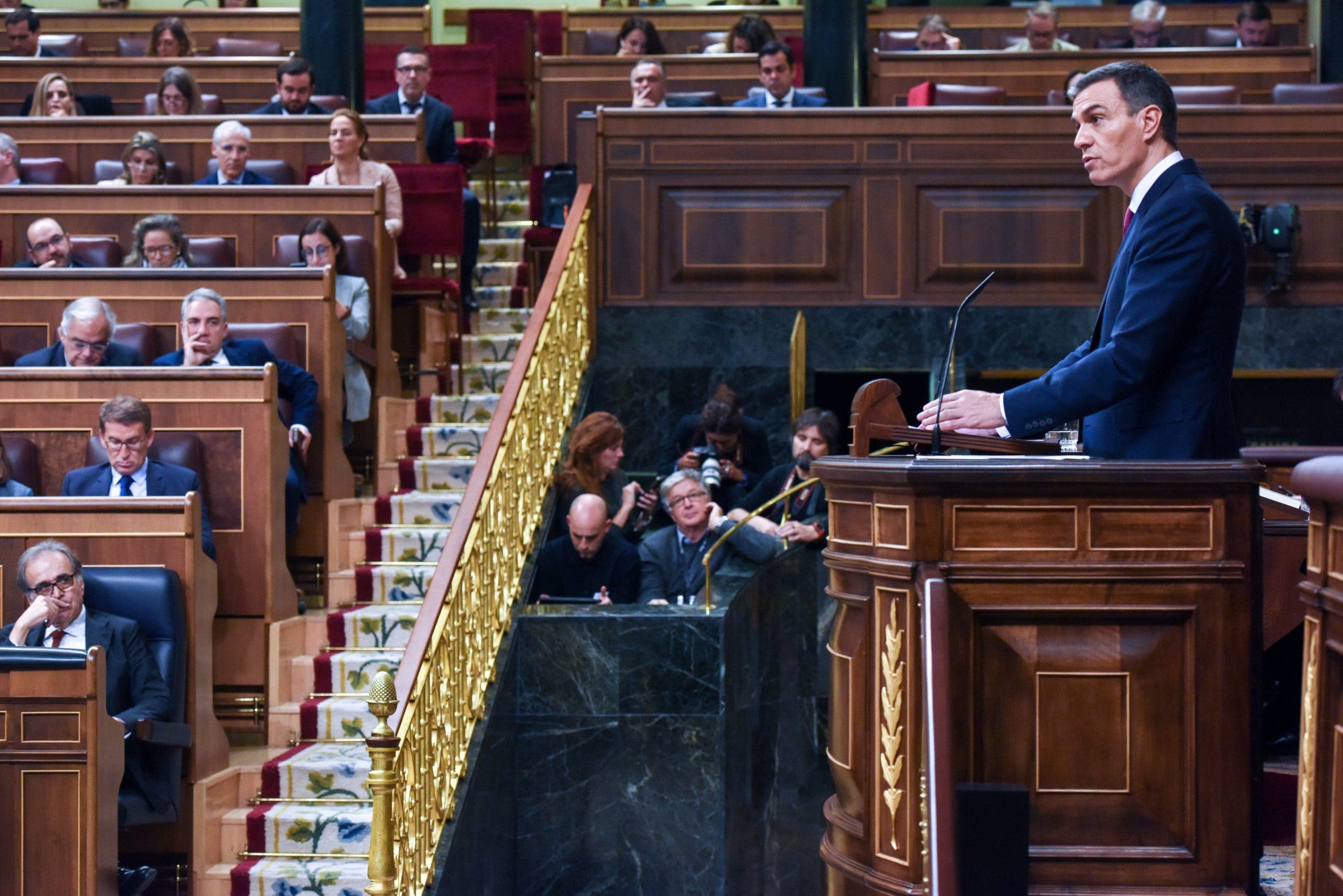 El primer ministro español, Pedro Sánchez, denuncia una “cascada de barro” y “tácticas al estilo Trump” por parte de la oposición, y promete terminar su mandato