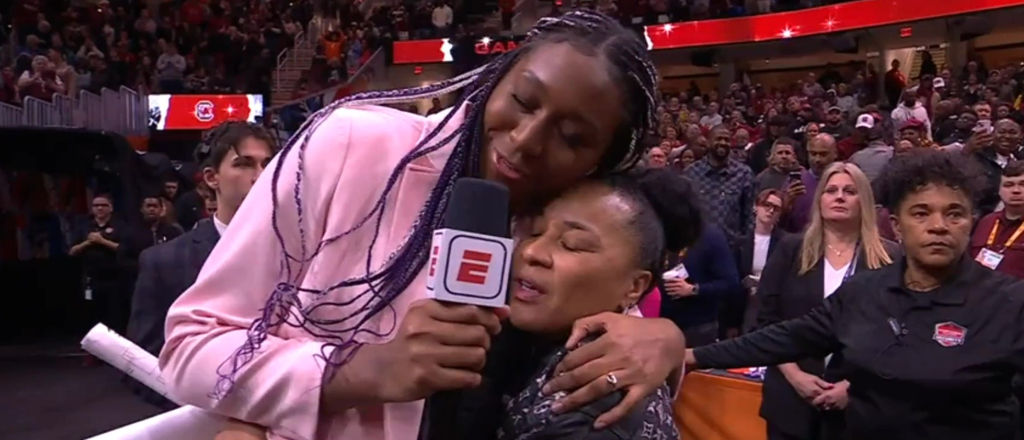 Dawn Staley concedió una entrevista increíble a Aliyah Boston después de que Carolina del Sur obtuviera un lugar en el juego por el título nacional