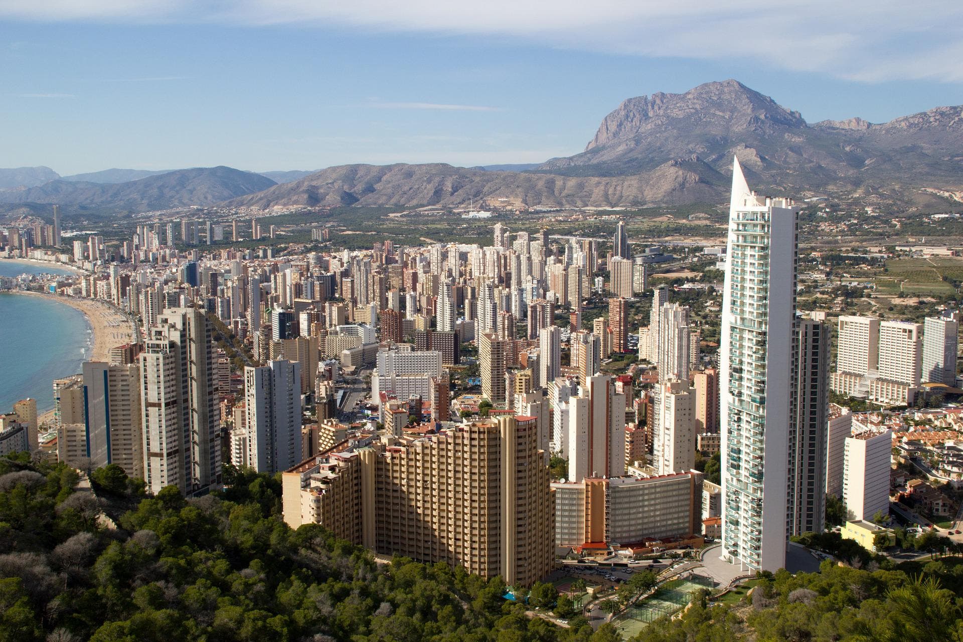 La población de Benidorm alcanza un nivel récord: la cifra real puede ser mucho mayor ya que muchos residentes extranjeros no se vuelven a registrar