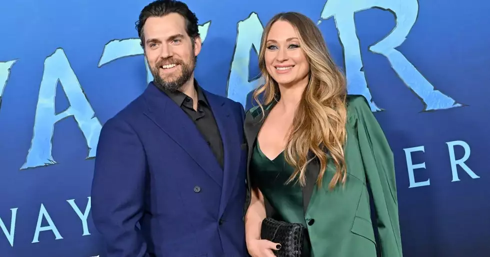 Henry Cavill y su novia Natalie Viscuso anuncian embarazo