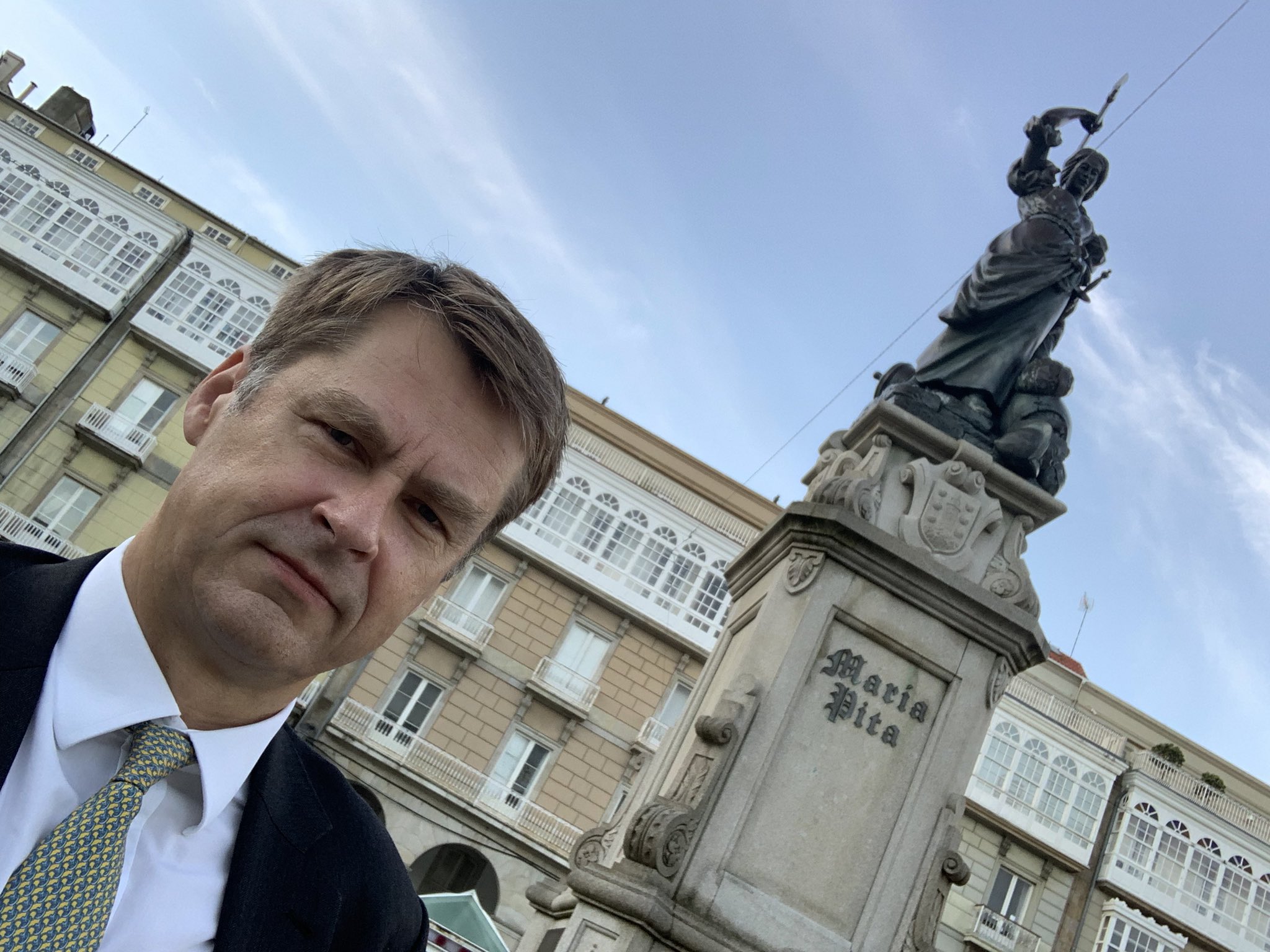 El sobrio humor inglés de Nuestro hombre en Madrid sorprende a los gallegos ⋆ Madrid Metropolitan