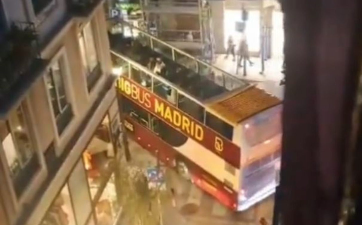 El autobús turístico de Madrid toma un giro equivocado y choca contra una tienda ⋆ Madrid Metropolitan