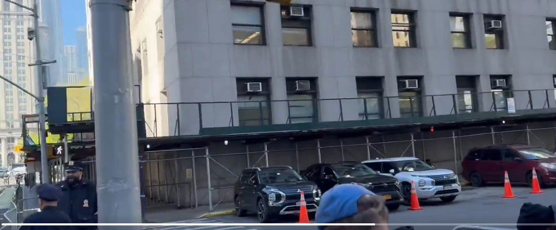 Solo un manifestante se presenta para apoyar a Trump en la corte de Manhattan