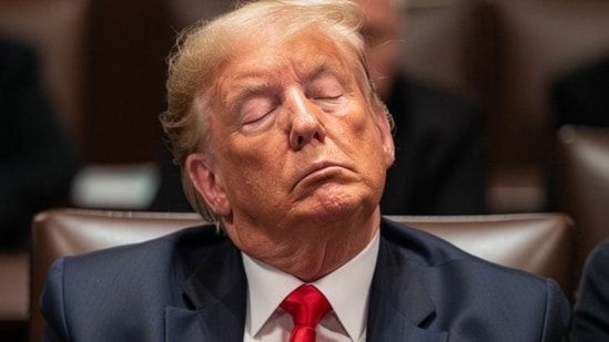 Ha comenzado el primer juicio penal contra un presidente de Estados Unidos y Donald Trump está sentado enojado en la mesa de los acusados.  Se quedó dormido, murmuró a un miembro del jurado y violó la orden de silencio al volver a publicar una teoría de conspiración despectiva dirigida a los miembros del jurado.  El Partido Republicano eligió a este hombre con antecedentes sórdidos, un historial de fraude y un patrón de anarquía violenta.  El mundo está echando la culpa al deshonrado Partido Republicano.