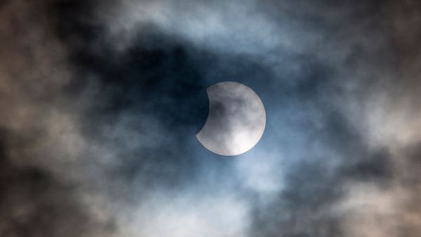 ‘Se podía sentir la energía y el asombro’: a pesar de las nubes, la totalidad cautiva a las multitudes durante el eclipse solar en Siracusa