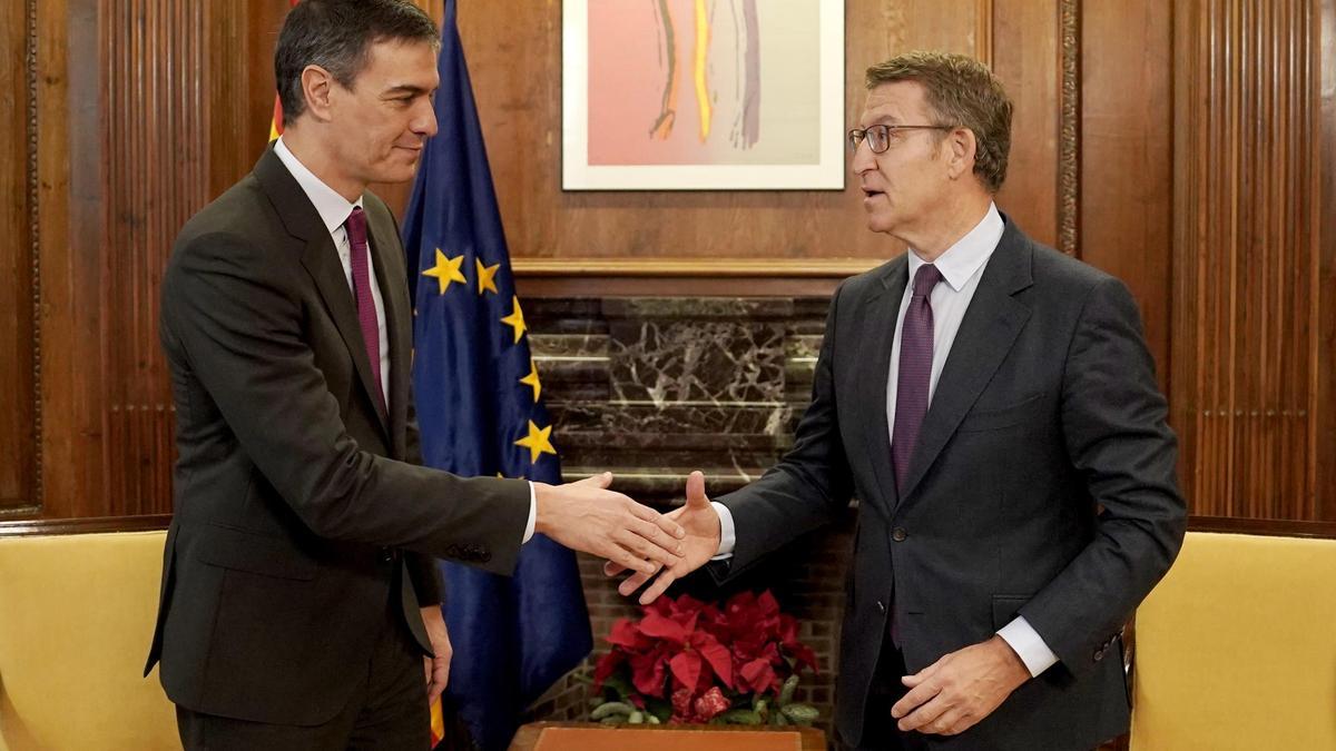 La victoria de Illa refrenda la estrategia de Sánchez y el auge del PP alivia a Feijóo