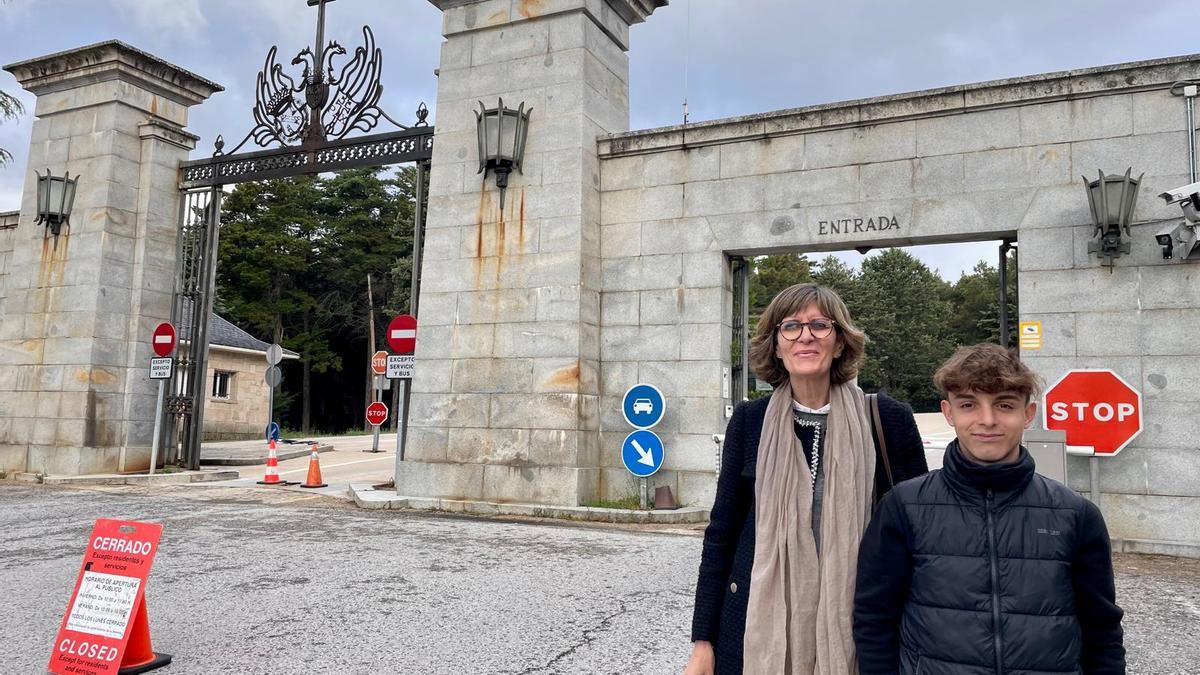 Familiares de enterrados en el Valle de los Caídos visitan las exhumaciones