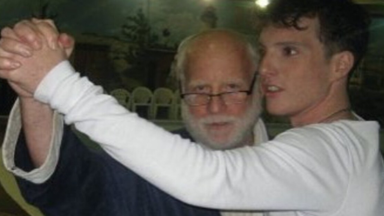 Ben Dreyfuss comparte una vaga reacción a los presuntos comentarios sexistas y transfóbicos de su padre en el evento Tiburón