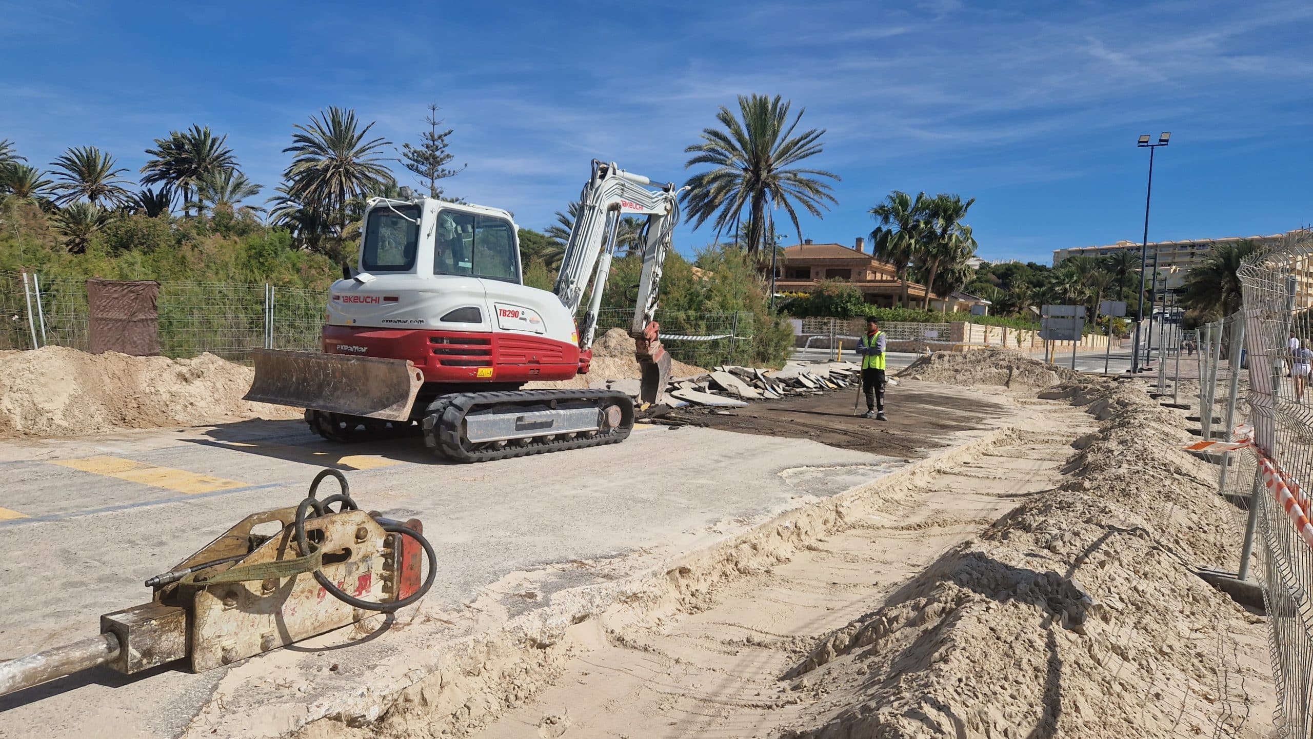 Costas derribando los restos de la Avda Adelfas de Campoamor