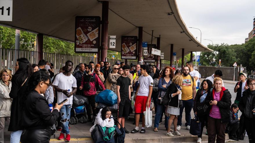Los usuarios de Rodalies en Barcelona esperan con resignación: “Es un desmadre”