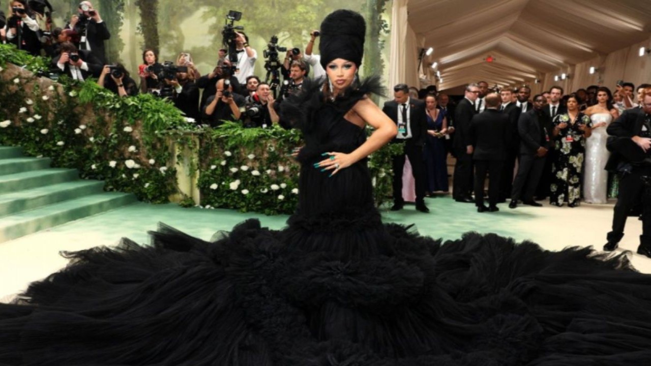 ‘Ella tenía un trabajo’: los fanáticos critican a Cardi B por no saber el nombre del diseñador en la Met Gala 2024;  Dice “Son asiáticos y todo”.