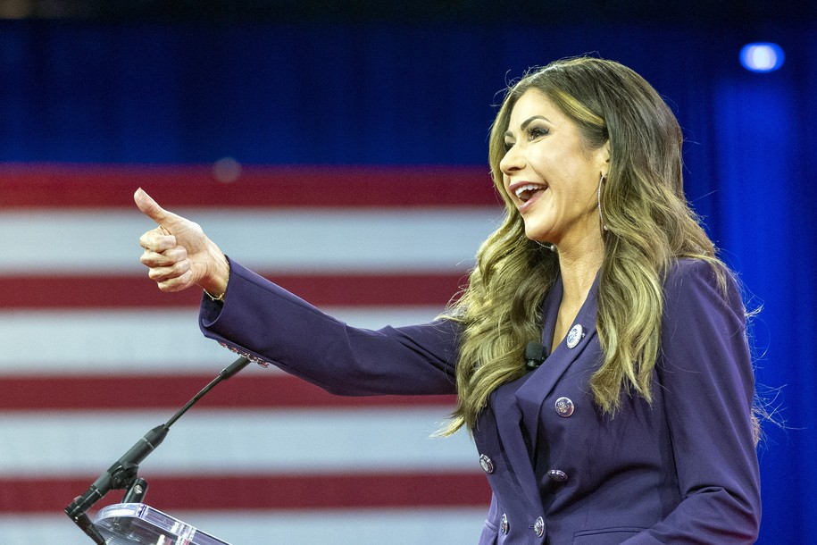 Tim Scott chupa, mientras Kristi Noem sigue hablando de cachorros