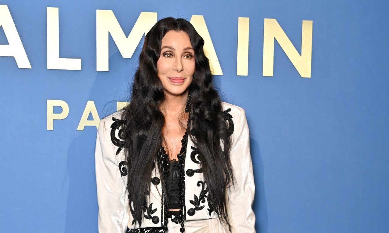 Cher revela por qué le gusta tener a un hombre más joven en su brazo