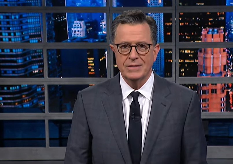 Stephen Colbert se burla de Trump por tener un fan afuera del tribunal