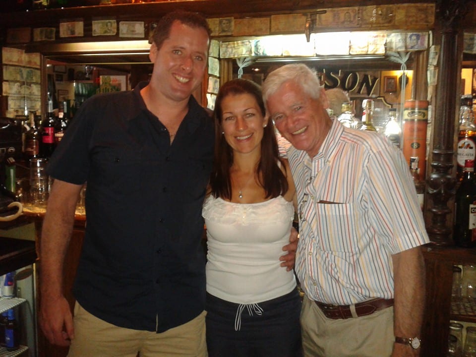 No puedes hablar en serio. ¡Me siento como el novio desaparecido en mi propia fiesta de aniversario de plata!