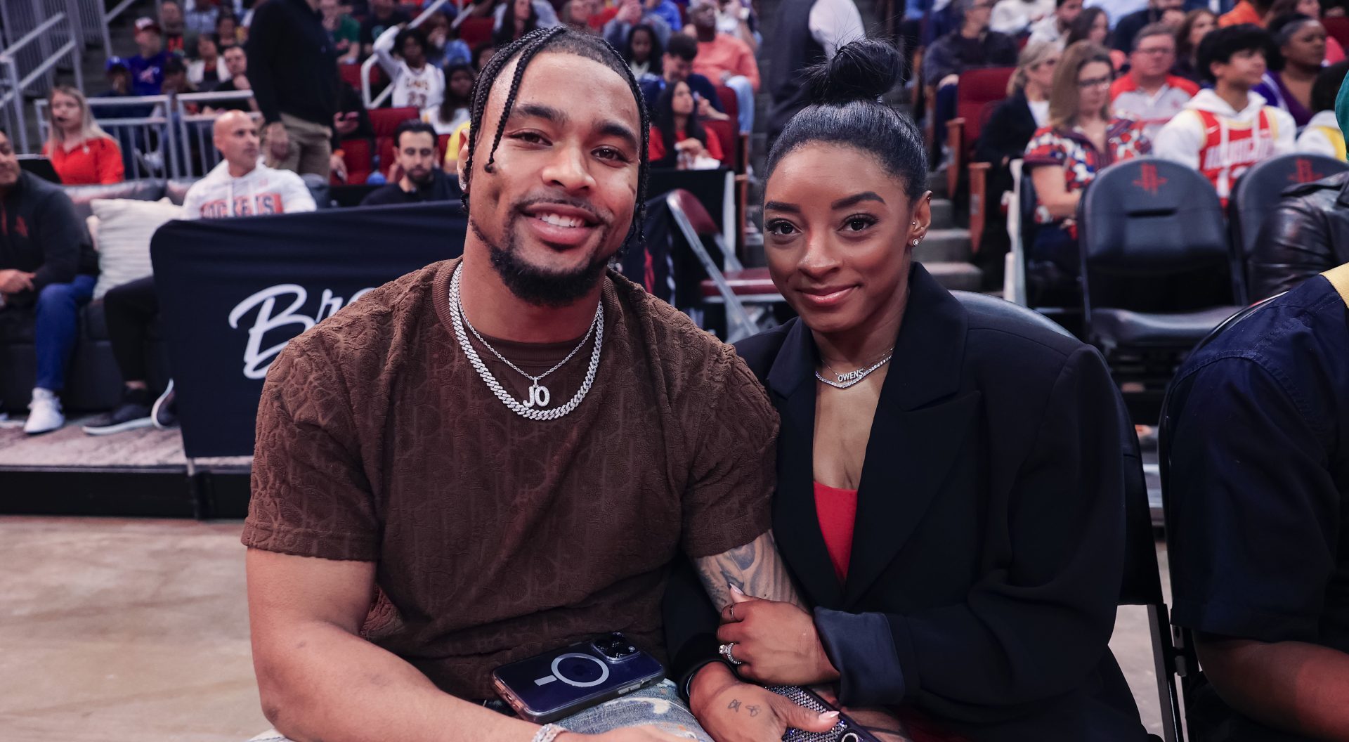 Simone Biles defiende a su marido en medio de su continua reacción
