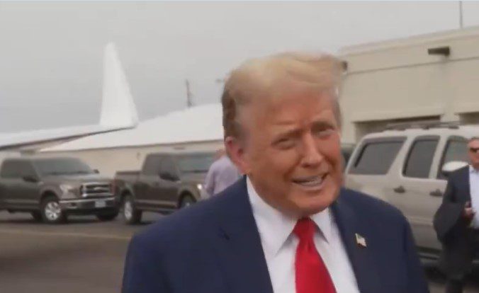 Trump pasa el Día de los Caídos completamente derritiéndose por sus juicios