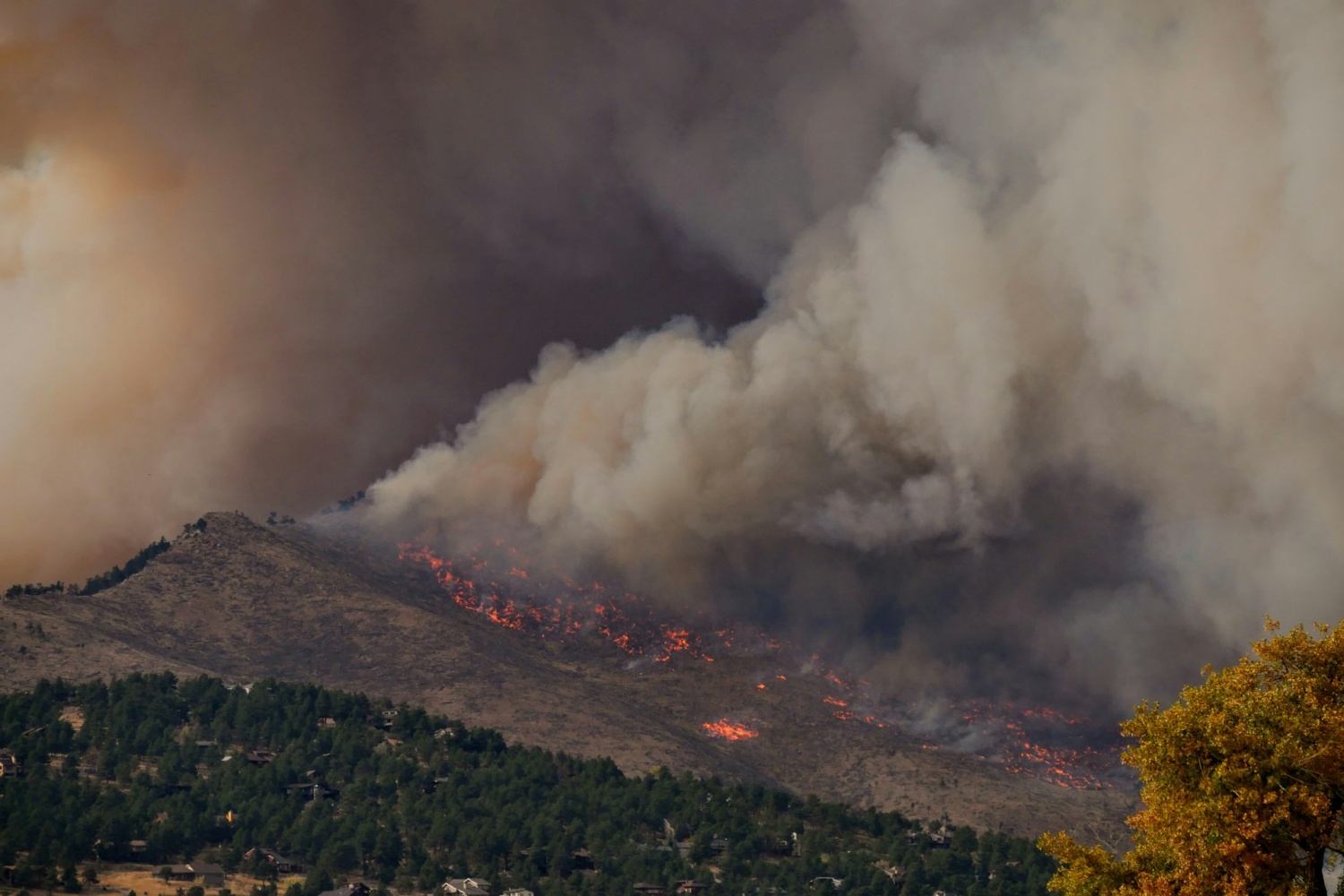 Alerta de incendio forestal en Canadá: Un incendio furioso que se acerca a la ciudad obliga a miles de evacuaciones