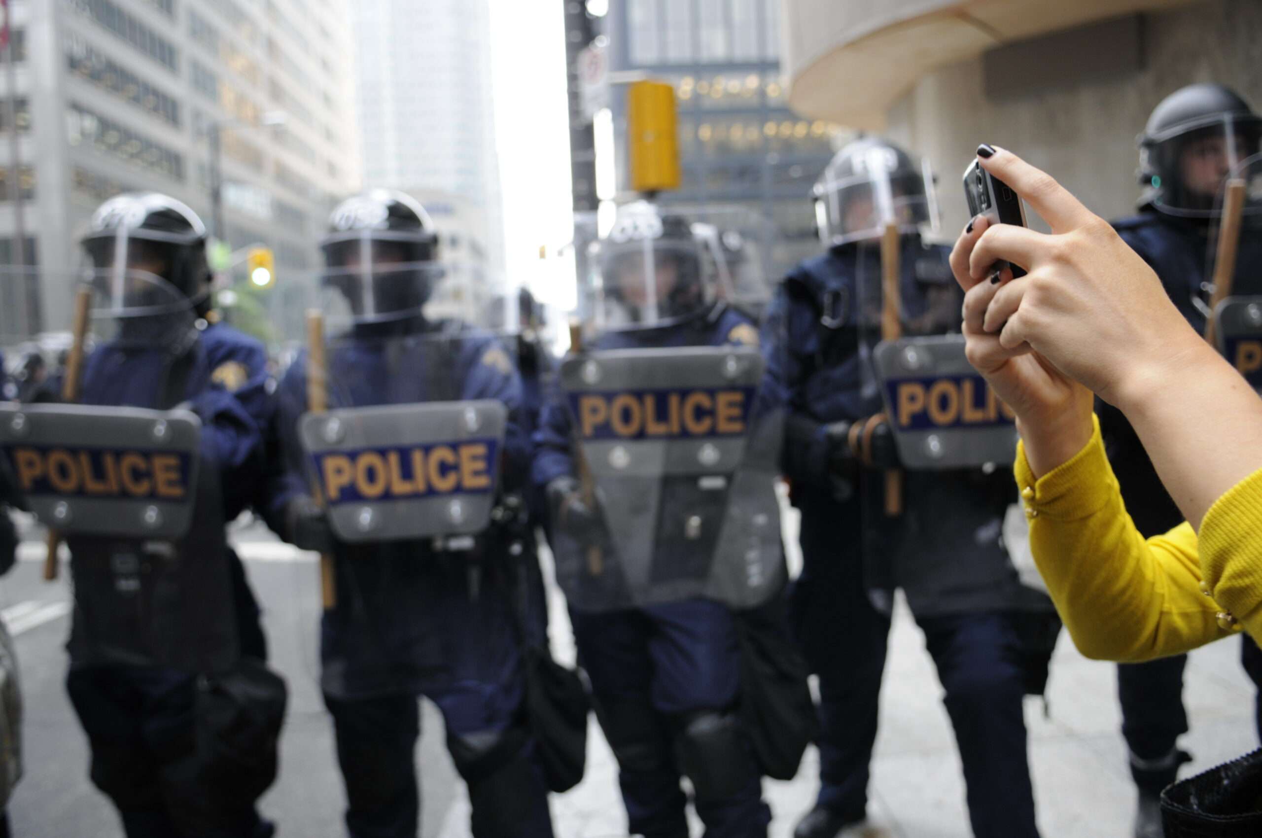 Incluso si apoyas a la policía, no prohíbas que la gente los grabe