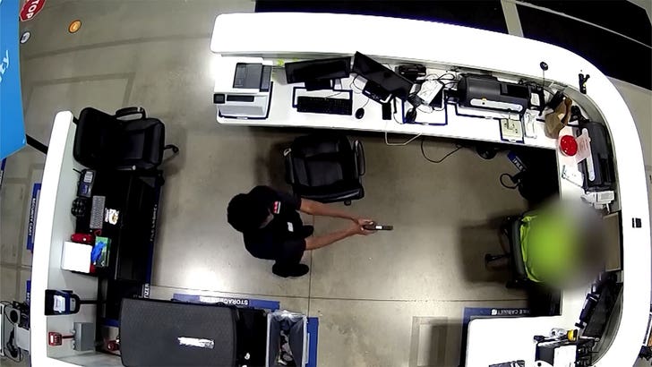 Empleado de Amazon intenta dispararle a un supervisor y falla, baleado por la policía