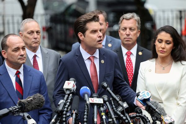 El presidente Joe Biden está siendo acusado de utilizar al Departamento de Justicia como arma contra Donald Trump.  La verdad es que no lo está utilizando como arma, pero debería hacerlo porque Trump, el presidente Mike Johnson y los miembros del Congreso MAGA están intentando debilitar el poder y la integridad de nuestro sistema de justicia.  Los estadounidenses cuerdos están hartos de tener que ver a los jueces y al fiscal general Merritt Garland permitir que estos republicanos que odian la democracia desafíen todas las normas y leyes relacionadas con el sistema judicial y respeten las órdenes judiciales.